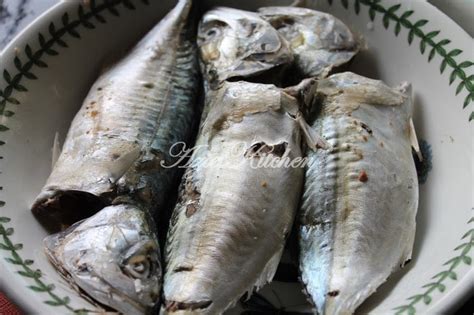 Sebagai isiannya bisa disiapkan 60 gram daging ayam rebus yang diiris kasar dan 3 butir bakso sapi yang diiris tipis. Nasi Goreng Ikan Rebus - Azie Kitchen