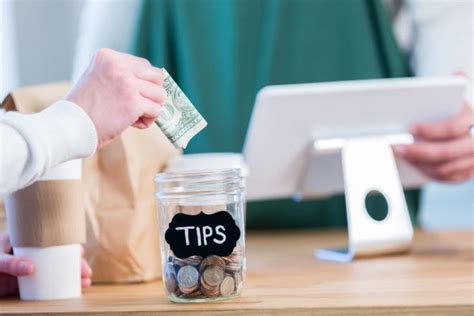 How Much To Tip At Restaurants The Covid 19 Era Causes Confusion