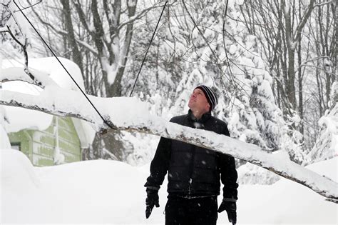 Heavy Snow Keeps Falling In Buffalo Area Straining Nerves And Roofs