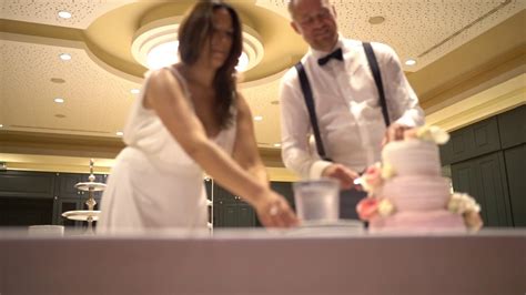 Wenn sie und ihr liebling zusammen haben, kann dies auch eine gute option sein, um ihr haustier an ihrem hochzeitstag. Brautpaar schneidet Kuchen an - YouTube