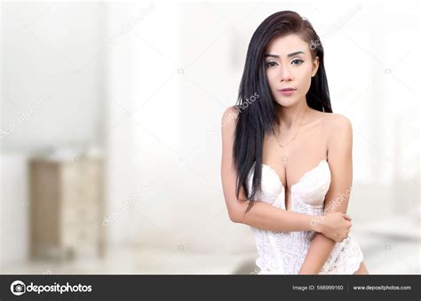 Mooie Aziatische Vrouw Met Wit Ondergoed Slaapkamer Stockfoto Rechtenvrije Foto Door Pongam