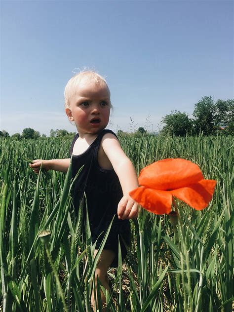 A Kid In A Field Del Colaborador De Stocksy Anna Malgina Stocksy