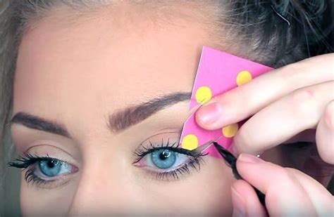 Use A Piece Of Paper To Achieve A Straight Line 21 Easy Eyeliner