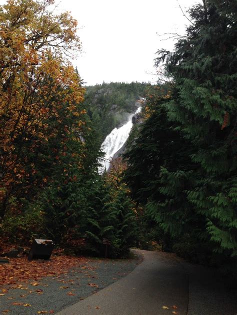 Shannon Falls In Autumn Squamish Bc Country Roads Squamish Travel