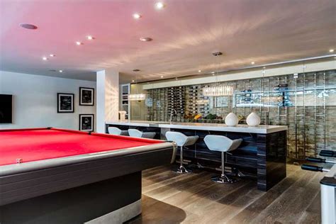 Los juegos de sillones en una sola gran pieza, brindan estilo y calidez, además de delimitar claramente el espacio dedicado a la sala. | Ideas para decorar una sala de billar en casa