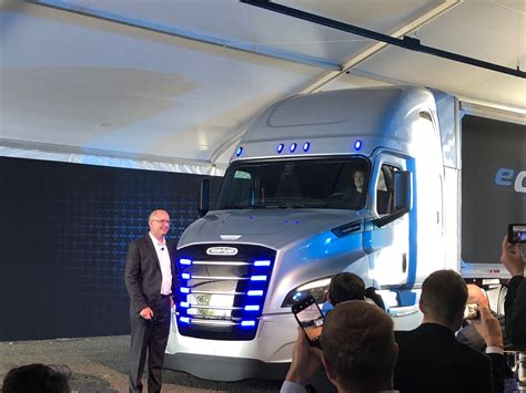 Freightliner Debuts Electric Cascadia M2 Truck News