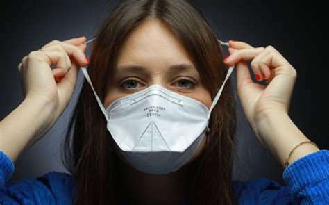 Il est important de rappeler que cette ne gardez pas le masque accroché à votre cou ou pendu à une oreille; Coronavirus : les 8 questions que l'on se pose sur le port ...