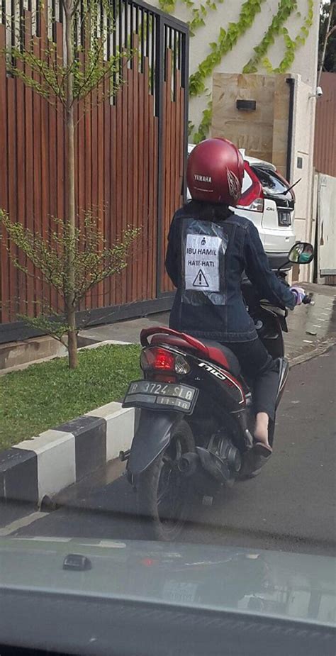 Foto dp bbm lucu otw naik motor dpgokil123 via dpgokil123.blogspot.com. Gambar Lucu Naik Motor Bawa Tangga | Kreator Meme