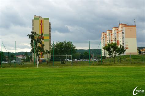 Oprócz samego stadionu to także boisko boczne posiadające małą trybunę na ponad 300 miejsc, ze sztuczną murawą i zamontowanym oświetleniem. Boisko MOSIR