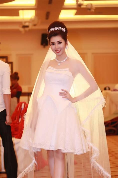Thúy ngân và b trần tốn một ngày một đêm để hoàn thành cảnh phim đám cưới trong tập 29 'cây táo nở hoa'. Thúy Ngân 'đẹp như mơ' trong trang phục cưới