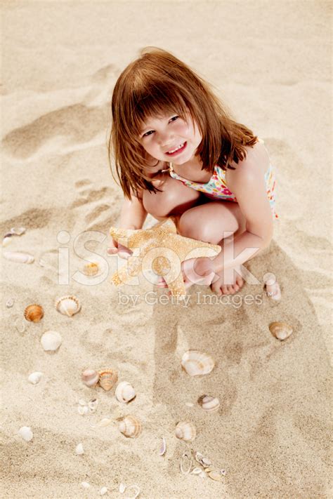 Tropikal Küçük Kız Göndermek Beach Stok Fotoğraf Freeimages
