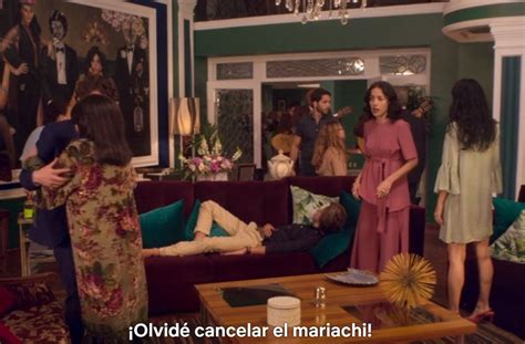 At the beginning of season 1, while the family is celebrating ernesto de la mora's (arturo ríos) birthday, his mistress roberta (claudette maillé) commits suicide. chilango - Los memes y el re-to de la ca-sa de las flo-res