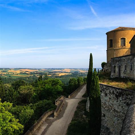 Un carnet de voyage, une musette avec sa boussole, sa loupe, ses jumelles, nous sommes prêts à découvrir les paysages du gers en prenant les chemins. Lomagne, Territoire du Gers tourisme