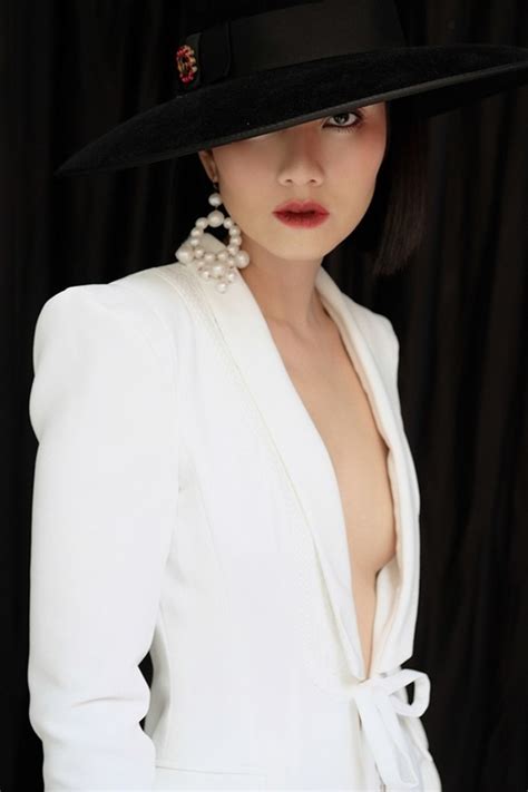 Ở đây, không chỉ nói riêng về mảng điện ảnh, mà kể cả trên thương trường cô bộ phim tham gia: Dàn Kiều Nữ Và Đại Gia sau 12 năm: Lý Nhã Kỳ giàu khét ...