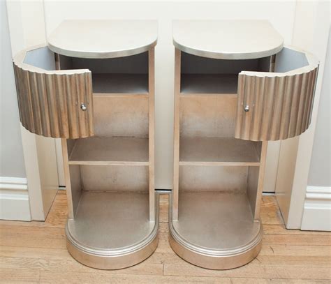 A Pair Of American Art Deco Bedside Tables By Kittinger At 1stdibs