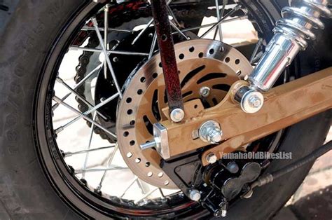 Due to the posicion of the camera it is not quite visible, but the top speed on a strait road is 160 km/h, nor less or higher. Virago 250 Yamaha Bobber Custom Disk Brake