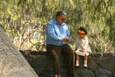 Nuestros abuelos y abuelas no tenían teléfonos móviles, ni tablets, ni consolas… la imaginación era su mejor compañera de juego y todos los niños y niñas si algo caracterizaba a los juguetes infantiles de nuestros abuelos y abuelas era la capacidad para usar la imaginación y de reutilizar un objeto y. Los juegos de los abuelos