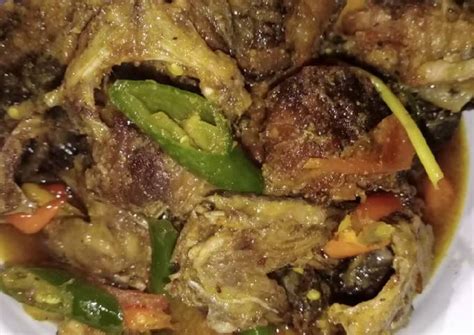 Jun 30, 2021 · goreng ikan lele dalam minyak panas dengan api sedang hingga matang dan berwarna kuning kecoklatan, angkat dan tiriskan. Resep Lele Bumbu Kuning Cabe Hijau oleh Widjie Astuti ...