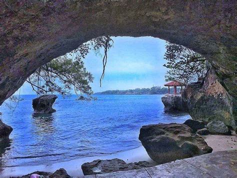 Pantai karang bolong anyer siap kembali untuk dinikmati. Kunjungi 10 Destinasi Wisata di Anyer yang Memesona Ini