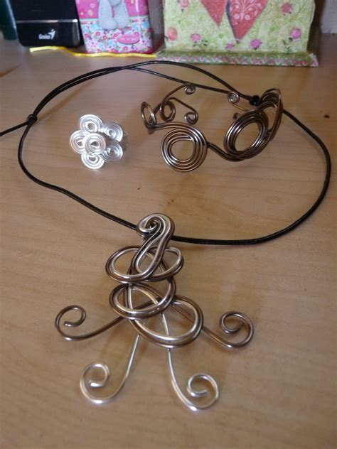 L Atelier de créations mes bijoux en fil d aluminium