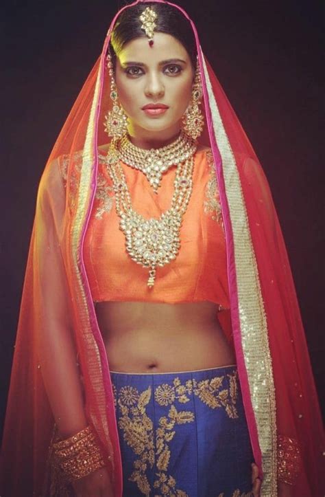 actress aishwarya rajesh sexy navel show latest unseen photos actress photos