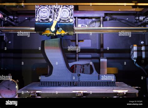 Pistola De Impresos En 3d Dentro De La Impresora En La Plataforma De Compilación Fotografía De