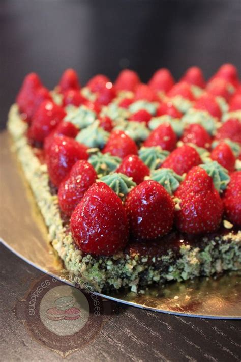 Comme je ne suis pas particulièrement cheesecake c'est probablement pour ça que j'avais zappé ce cheesecake passion cubes de mangue.de la pâte à sablé breton à écouler et hop, l'occasion fait le. Tarte fraise/pistache façon Christophe Michalak ...