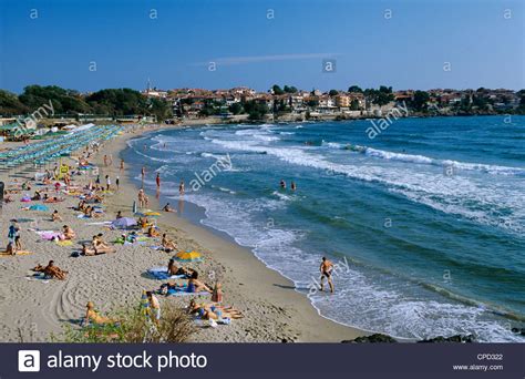 Für viele ist es der ideale ort für einen entspannten und gesunden lebensstil. Blick über Strand, Sozopol, Schwarzmeer Küste, Bulgarien ...