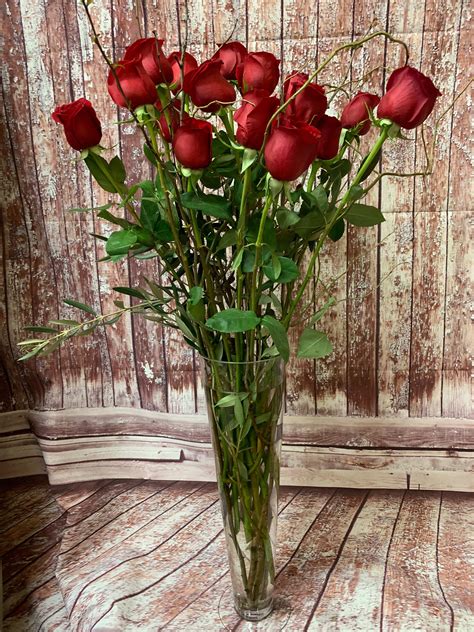 Eighteen Red Roses In A Vase In San Francisco Ca Elizabeth S Flowers