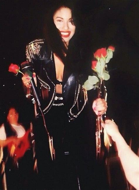 Selena Accepting Roses From The Fans Selena Fotos De Sutiã Fotos