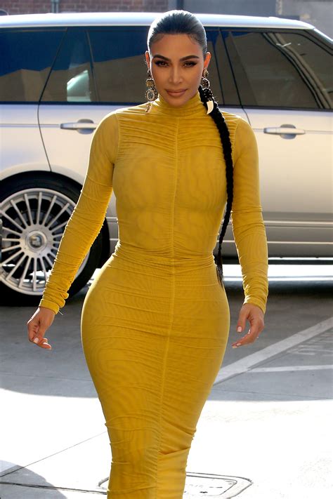 Los Encantos De Kim Kardashian Casi Hacen Explotar Su Vestido La Opinión