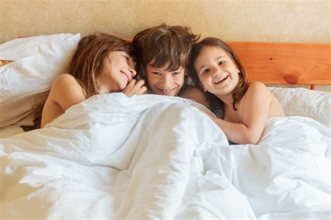 Młode Dzieci Chłopiec I Dziewczyny śpi W łóżku W Domu Salowy Obraz Stock Obraz Złożonej Z