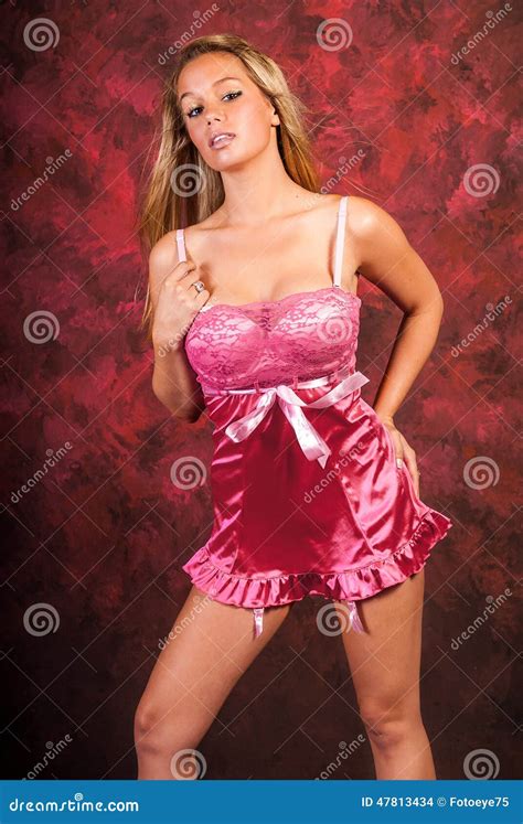 Ragazza Bionda Sexy Nel Modello Rosa Del Boudoir Della Biancheria Fotografia Stock Immagine Di