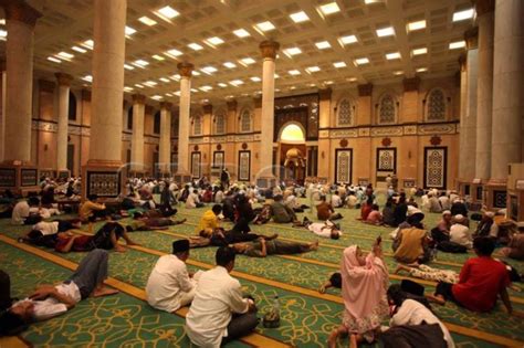 Bacaan Niat Iktikaf Sebelum Masuk Masjid Lengkap Arab Dan Latin
