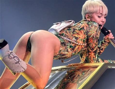 33 Epic Miley Cyrus Pics From Her Bangerz Tour