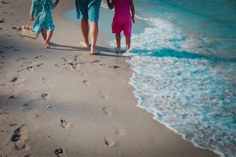 Madre Con Hijos Caminando En La Playa Dejando Huellas En La Arena