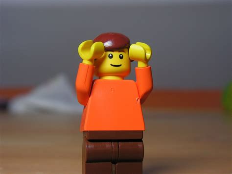 รูปภาพ ชาย สีแดง สีเหลือง ของเล่น รูปแกะสลัก เลโก้ การกระทำ