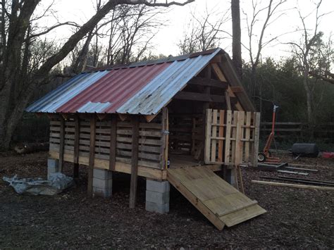 Pallet Goat Pen At Ferncliff Camp Goat House Goat Pen Goat Barn