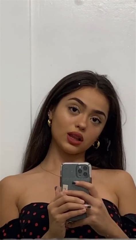 nailea devora in 2020 mirror selfie poses aesthetic girl selfie poses instagram