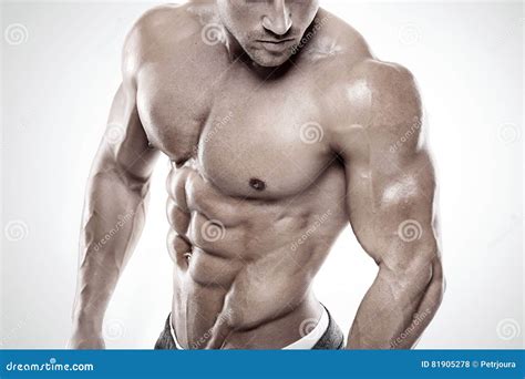 Il Forte Uomo Atletico Mostra Il Corpo Ed I Muscoli Addominali Fotografia Stock Immagine Di