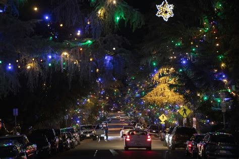 Altadenas Christmas Tree Lane Evokes An Old Fashioned Holiday Los