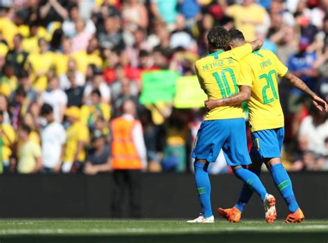 A seleção brasileira de 2006 é considerado como uma das mais fortes, porém, teve uma péssima participação na copa do mundo. Globo começa negociação da temporada 2021 de futebol ...