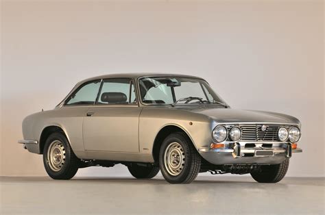 1973 Alfa Romeo 2000 - GTV Coupe Bertone | Classic Driver Market