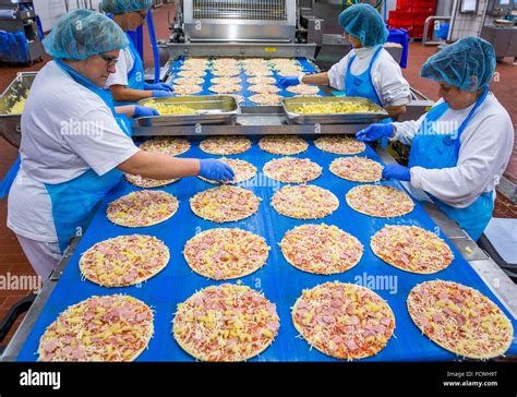 Food Production Line Pizza Hi Res Stock Photography And Images Alamy