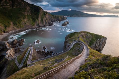 Panorama du port de guéthary. Variez les plaisirs au cours d'un trek sauvage en plein ...