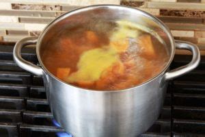 Puree de patates douces Etape cuisson des patates douces en cubes eau