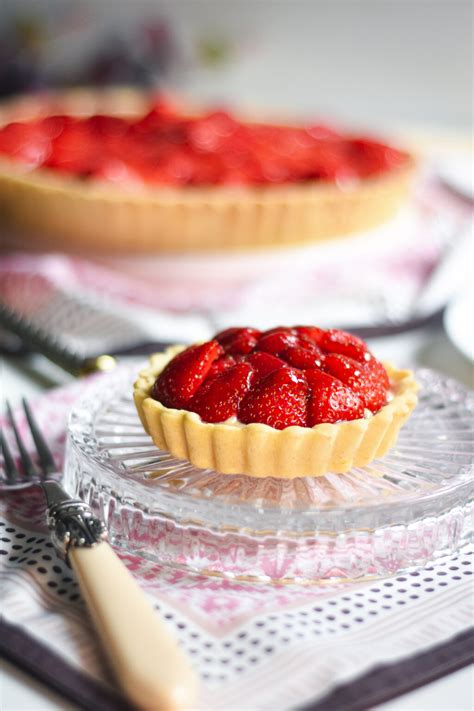 Strawberry Crème Pâtissière Tartlets With Siúcra Ad Gastrogays