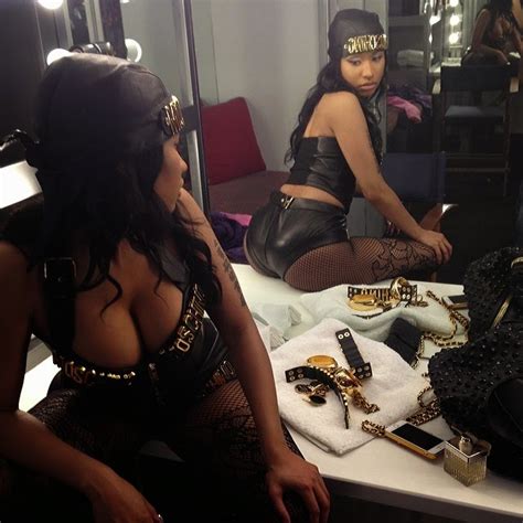 The Collinsatos Nicki Minaj Shows Off Her SEXY Curves In All Black