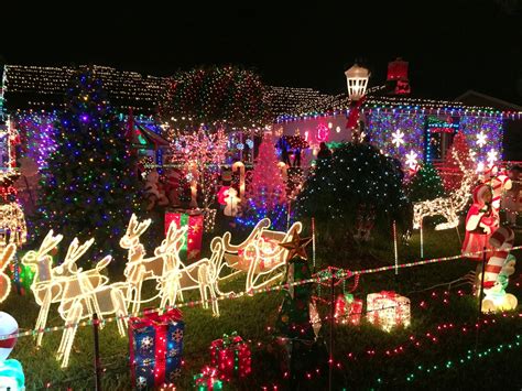 15 Incredible Christmas Lights That Are So Good We Cant Even Feel Jealous