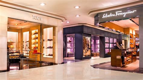 🎁 #nosgustalanavidad 📱 descárgate nuestra app www.elcorteingles.es. Diagonal Luxury Shopping in Barcelona - El Corte Inglés
